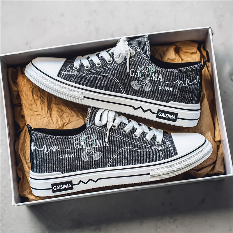 2025 Scarpe da ginnastica di tela da uomo estive Scarpe basse casual traspiranti per adolescenti Calzature comode e leggere alla moda per giovani streetwear