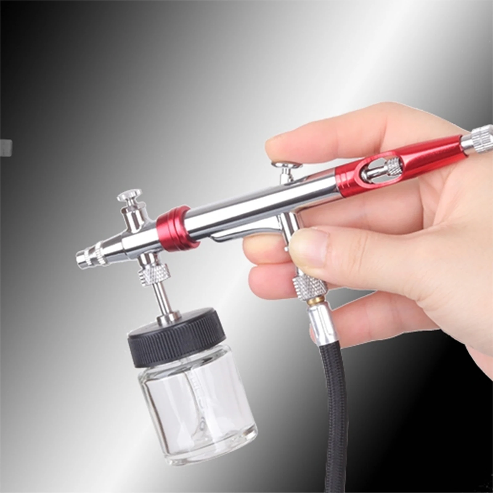 Pena Airbrush memiliki cangkir yang dapat diputar 360 derajat yang mendukung semua posisi berbeda dari sikat udara, termasuk gravitasi, samping, dan s