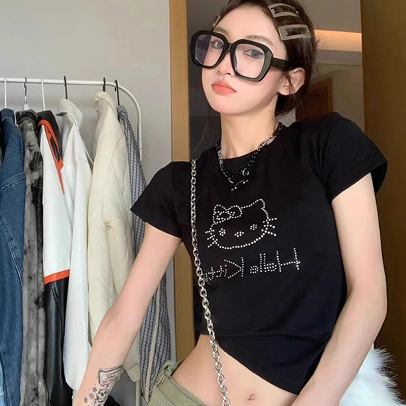 

Женская летняя футболка с коротким рукавом и бриллиантами