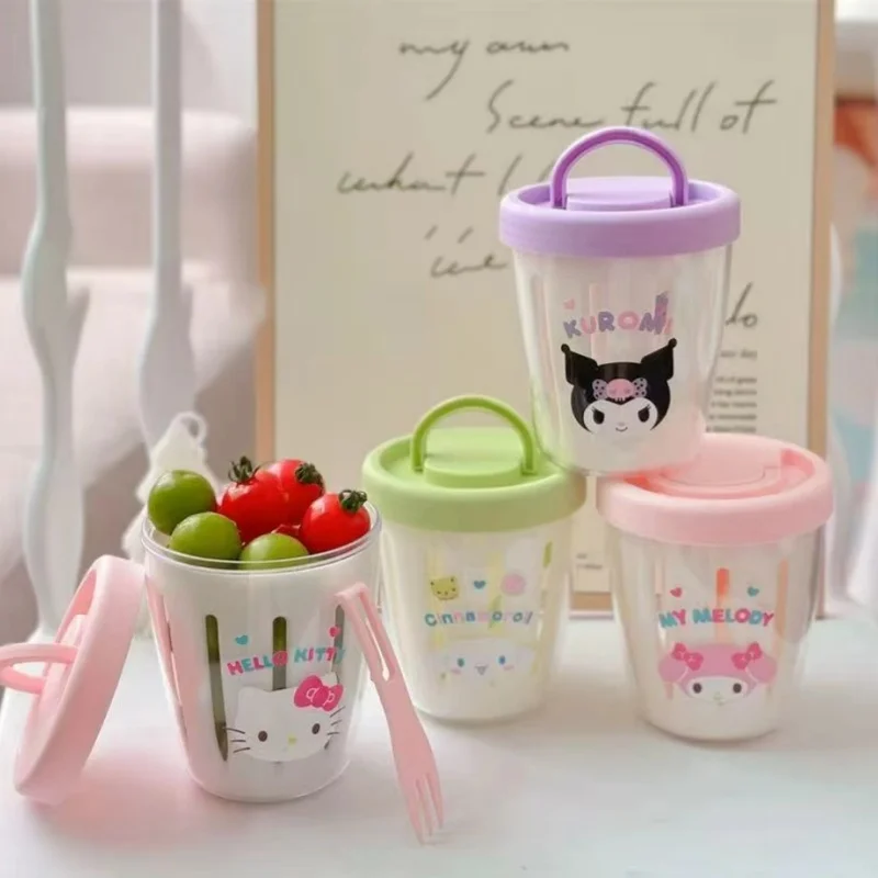 

kitchenware Kawaii Anime Handheld Kulomi Hello Kitty Y2K Fruit Salad Cup Portable Fruit Drip Preservation Box Fork Salad Cup