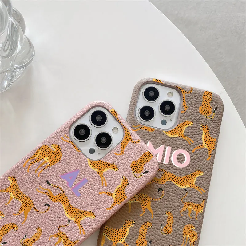 Custodia leopardata in pelle con grana di ghiaia con lettera iniziale personalizzata per iphone 11 12 14 13 15 16Pro Max XS XR 14Plus Cover rigida