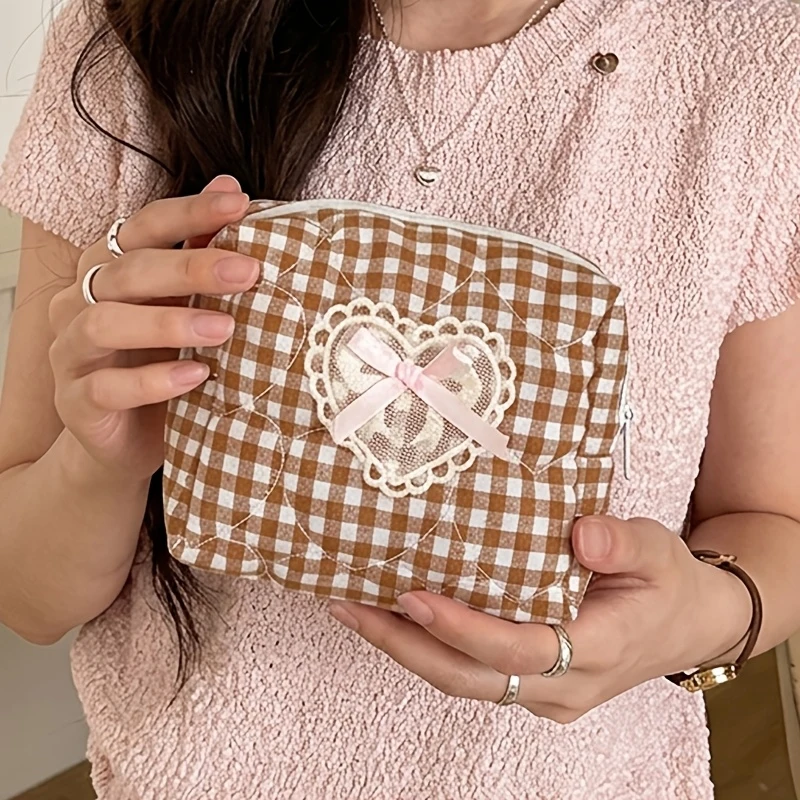 

A Heart-shaped Lace Plaid Coin Purse with a Three-dimensional Bow, a Girly Storage Pouch On--go Cosmetics and Toiletries
