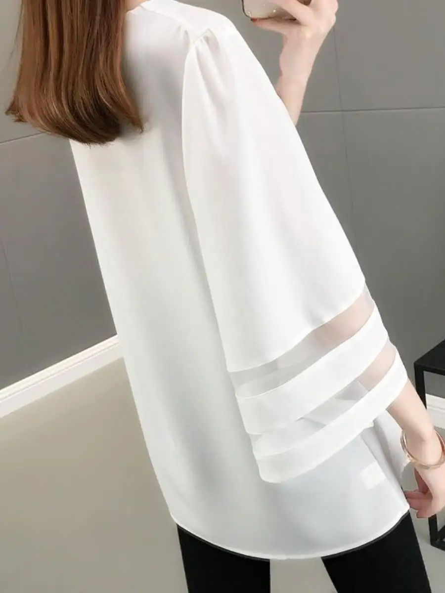 blusa-feminina-de-chiffon-branca-com-renda-vazada-manga-larga-solta-estilo-sino-tamanhos-grandes-com-cinto-e-fivela-estil