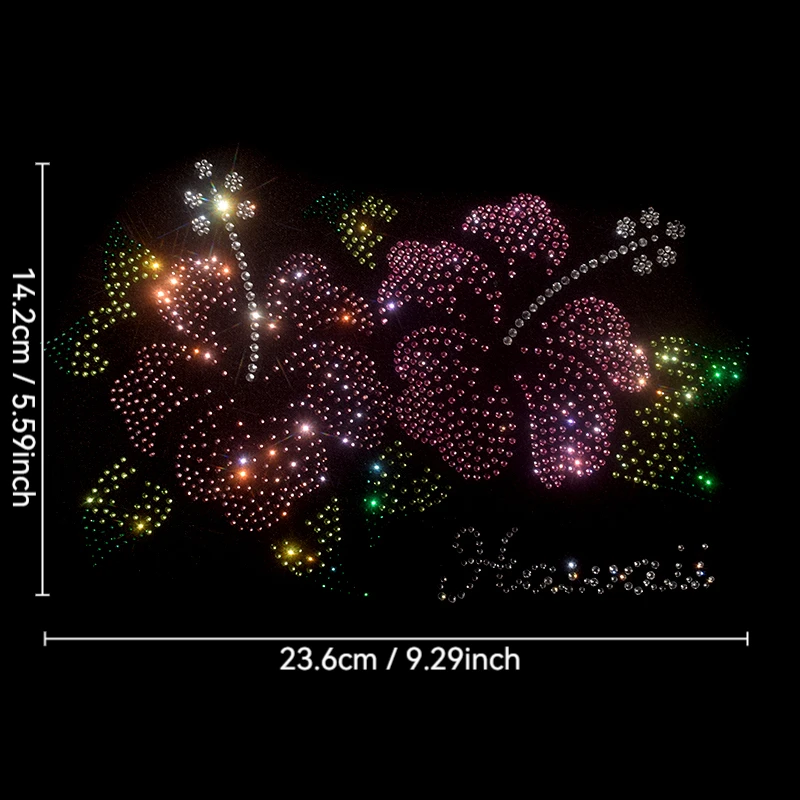 

Высококачественные бриллианты с красивыми цветочными узорами прашены на футболке и джинсовых аксессуарах для одежды.