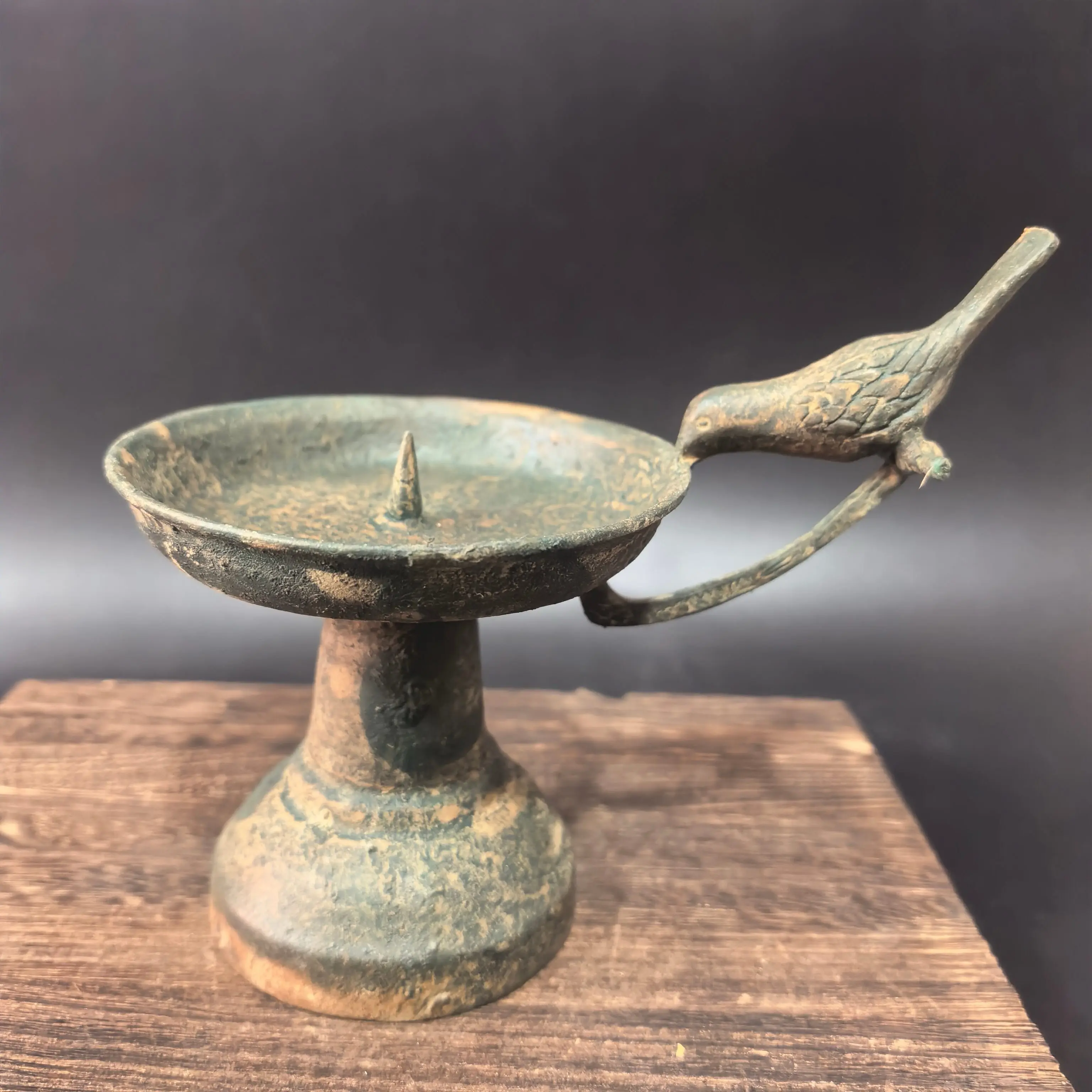 Western Han Dynasty green rust alloy copper bird handle oil lamp retro magpie wax table oil lamp ornament handicrafts Chinese ol