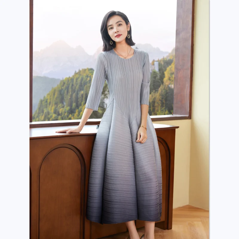 

Women Dress Fashion Gradient Colour Autumn New Round Neck Three Quarter Sleeves Loose Stretch Miyake Pleated