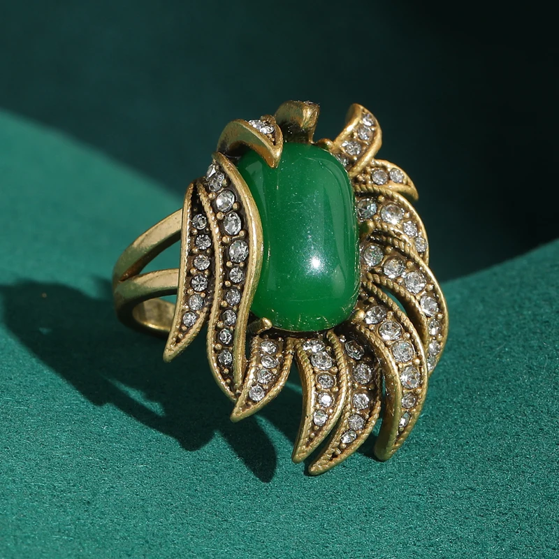 

Vintage Emerald Green Natural Stone Feather Rings for Woman High Quality Gold Plated Rhinestone Jewelry Accessories 2026 Trends