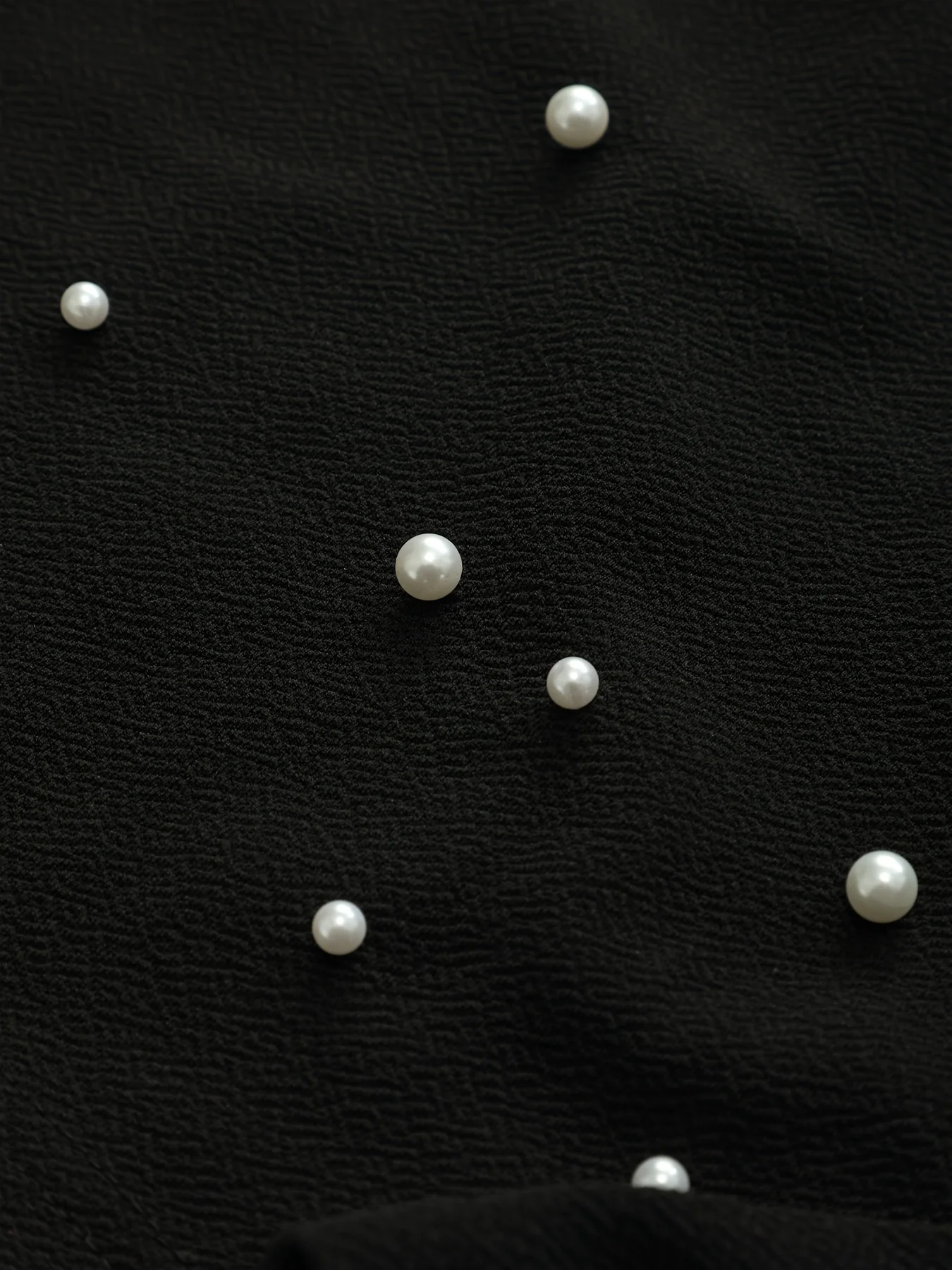 กางเกงขาสั้นเซ็กซี่สีดำมุกดำที่สดใส มีเสน่ห์ สง่างาม และหรูหราของผู้หญิง