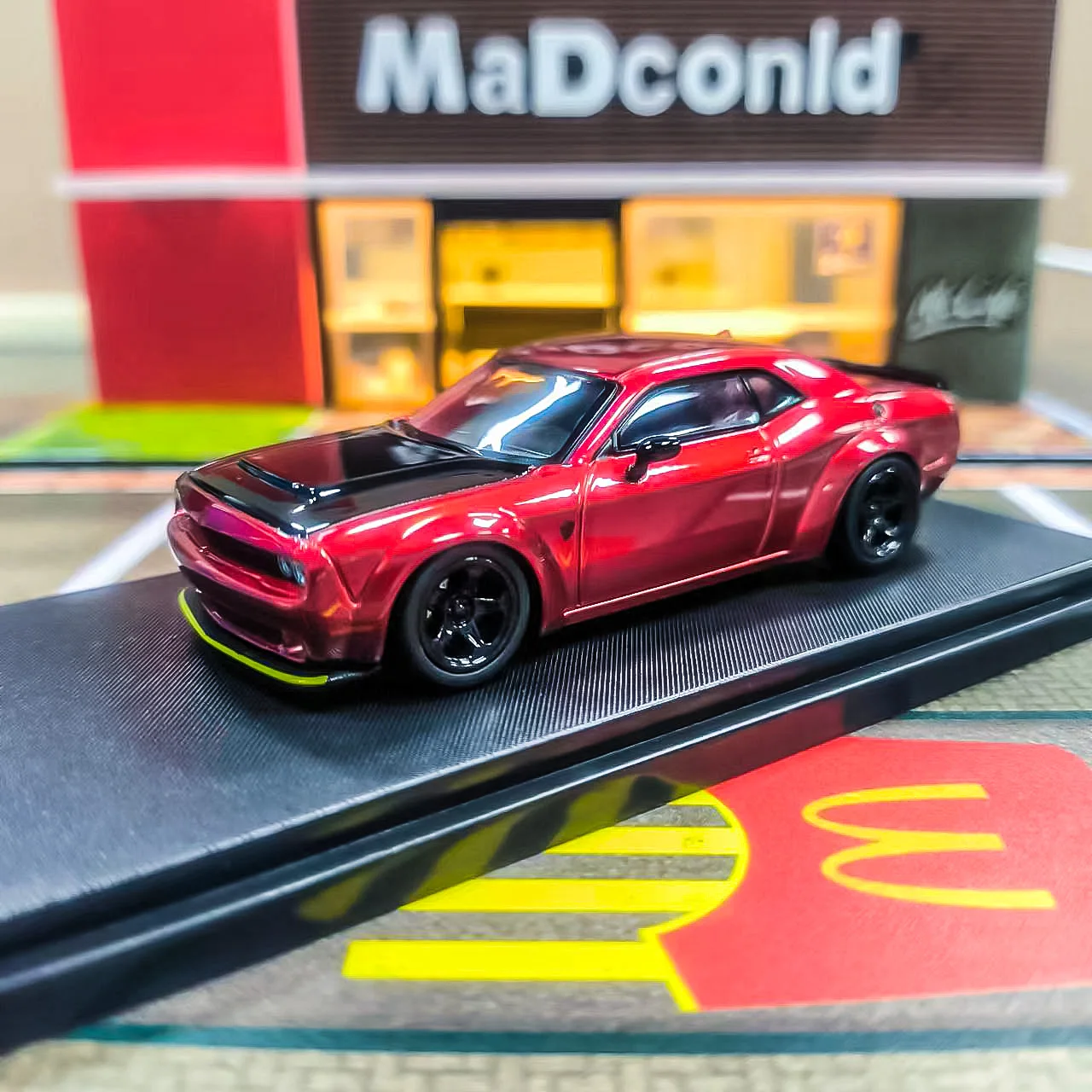 

FW 1:64 Red Wine SRT Hellcat Muscle Sports Model Diecast Metal Car Collection