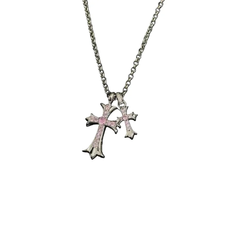 Colar com pingente de cruz dupla em tom prateado e strass blush