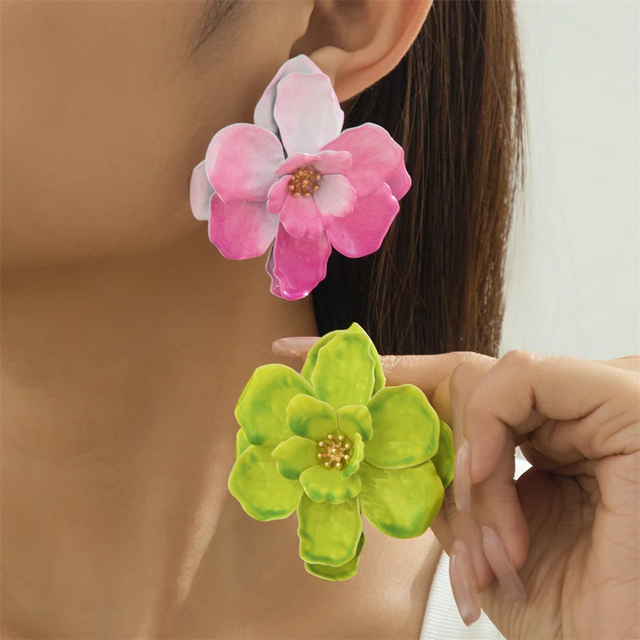 

New fashionable and elegant gradient pink earrings for women three-dimensional petal earrings punk bridal all-match earrings