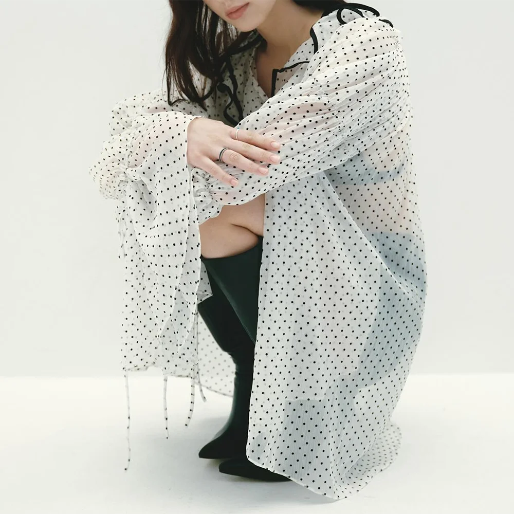 TWOTWINSTYLE สีขาว Spliced Dot การพิมพ์พื้นฐานเสื้อหญิง V คอยาวแขนยาวหลวมไม่สม่ําเสมอเสื้อผู้หญิงแฟชั่นฤดูร้อนใหม่