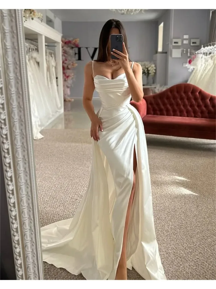 Sexy Brautkleider im Meerjungfrau-Stil aus Satin mit Spaghettiträgern, plissiertem V-Ausschnitt, seitlichem Schlitz und abnehmbarer Schleppe von Rode De Morrie