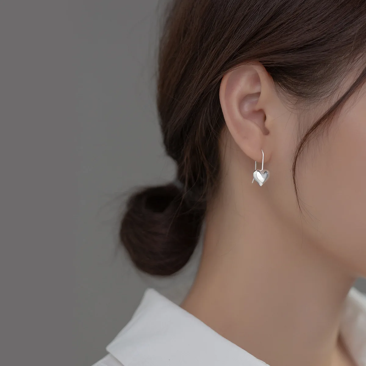 TOYOOSKY 100% S925 Sterling Silver Love Earrings With Smooth Face Simple Peach Heart Cute And Small Design Earhook Earrings Gift image 4