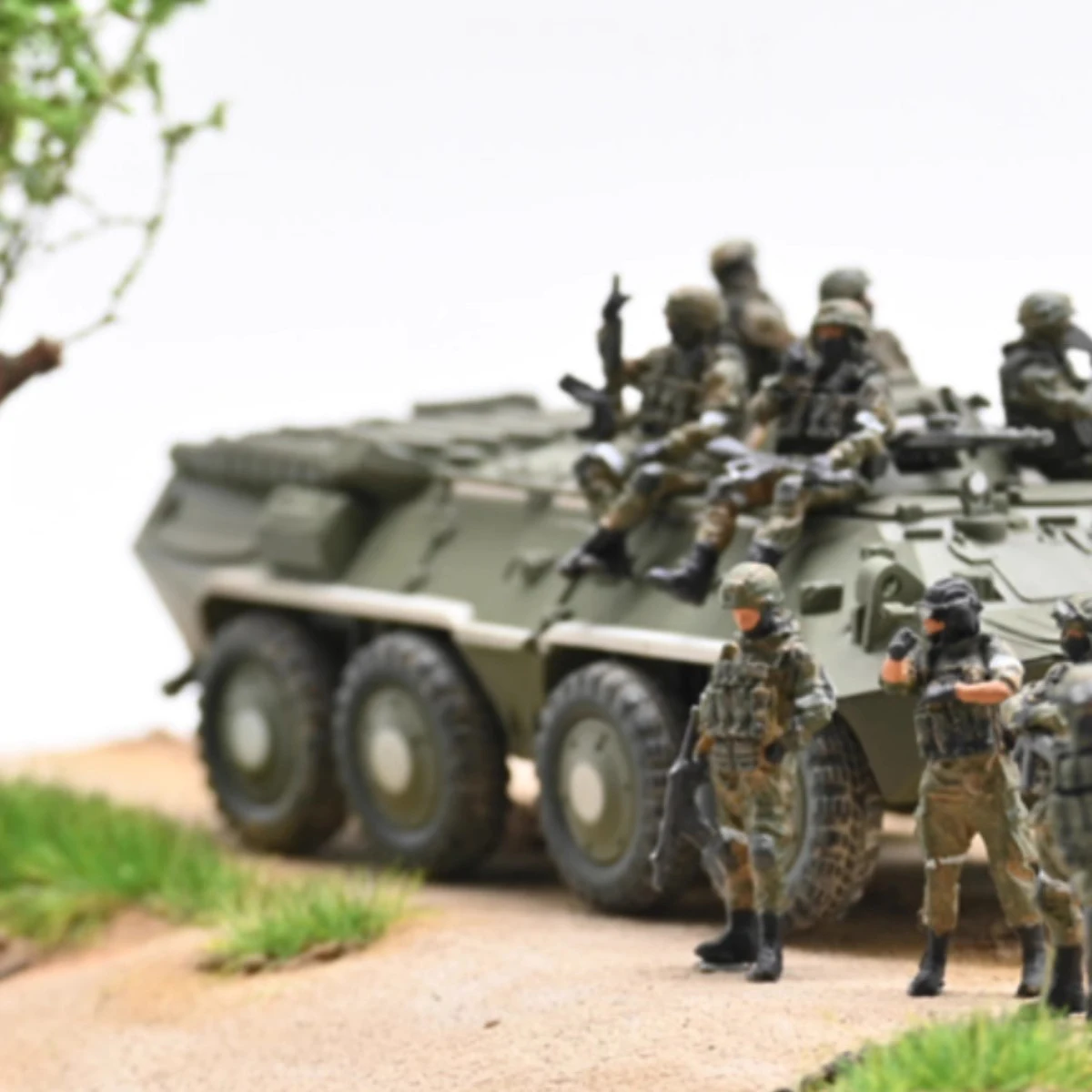 

1: 72 Scale Russian Modern Soldier 9-Person Group Finished Colored Plastic Simulation Model Scene