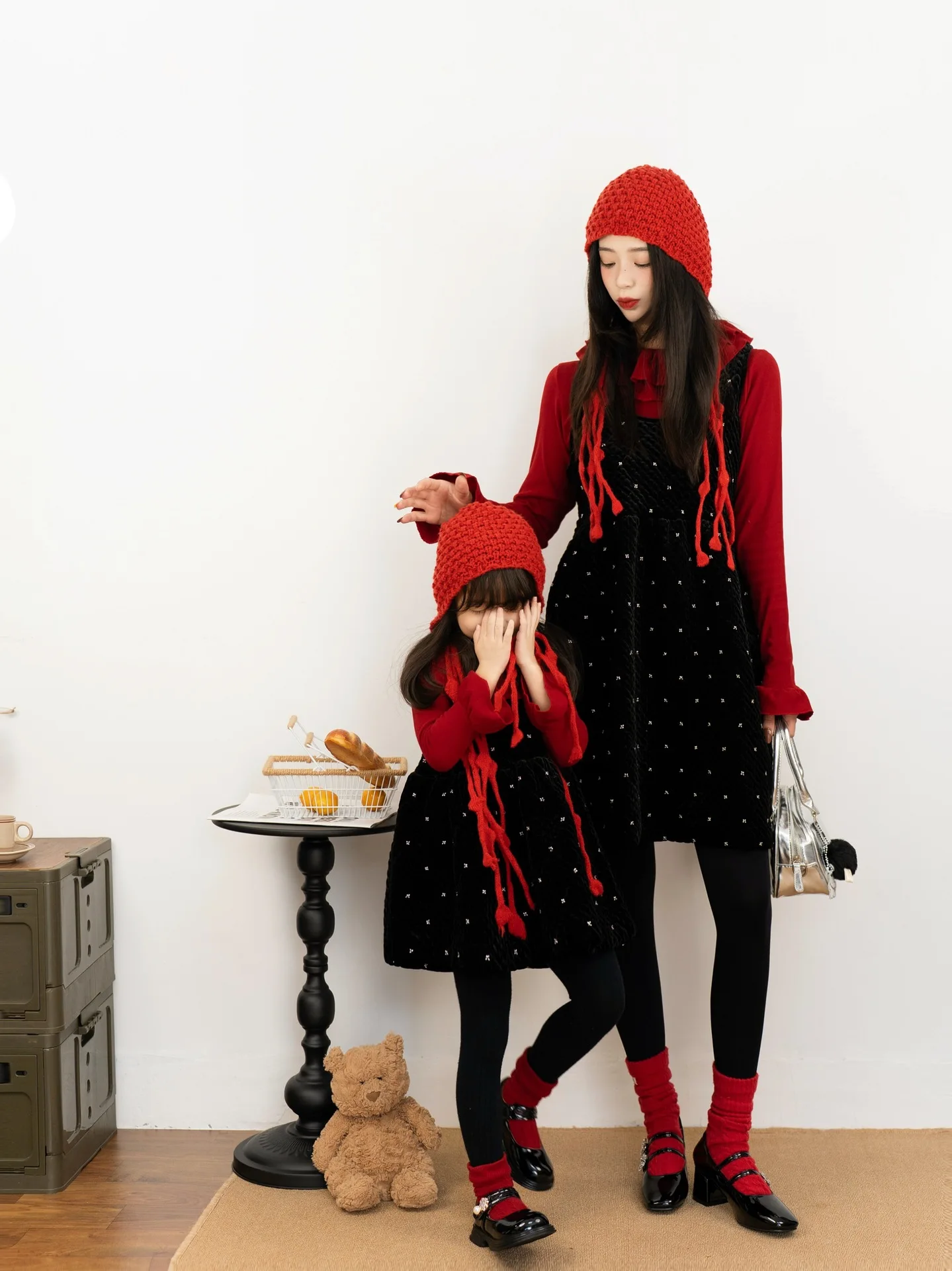 

2025 Winter New Christmas Day Wind Mother and Daughter Dress Black Velvet Bright Diamond Quilting Line Vest Skirt