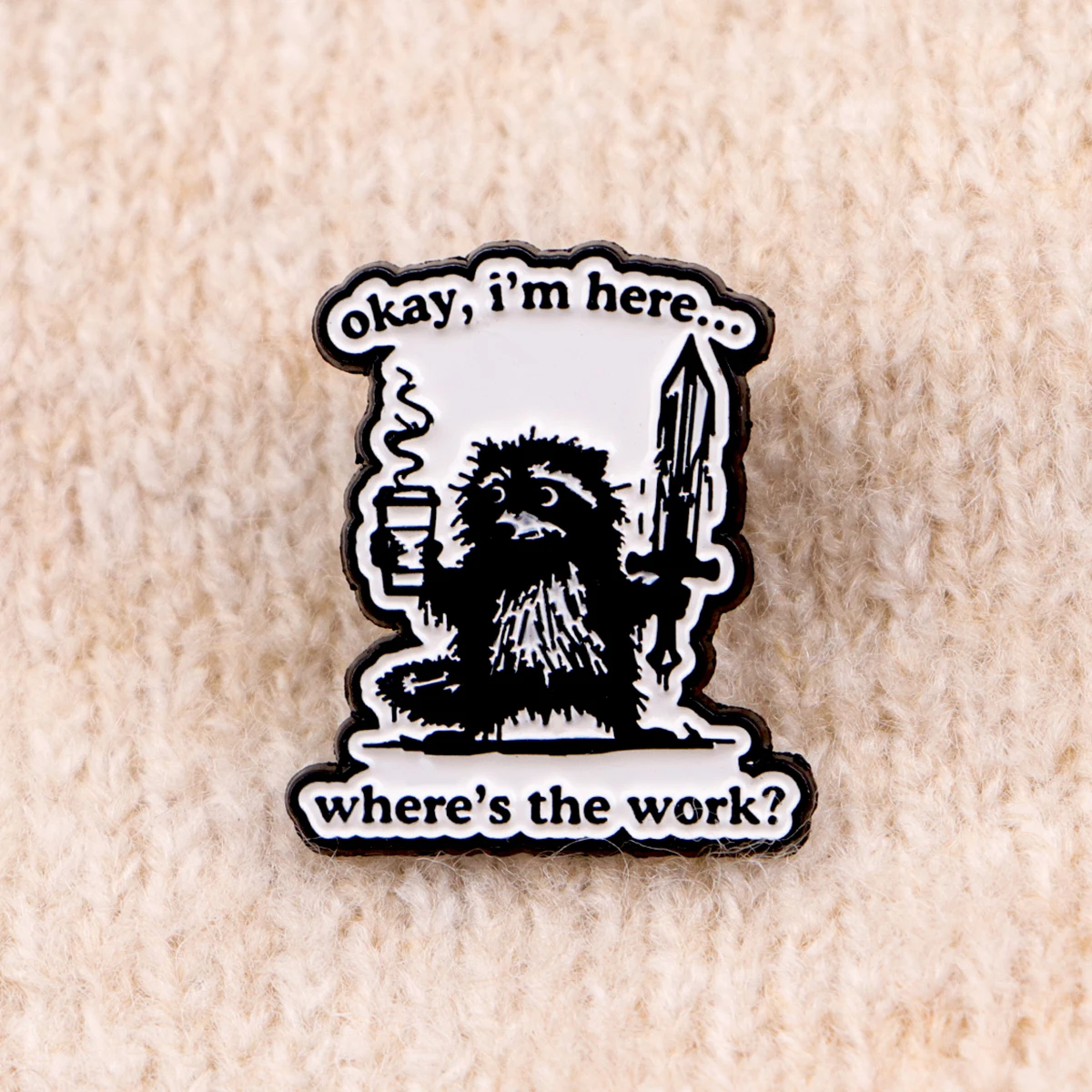 Waschbär-Totemtier-Emaille-Pins, lustige sarkastische Zitat-Brosche, niedliche Tier-Anstecknadel für Rucksack, Jeans, Tasche, Geschenk für Freunde – Detail 2