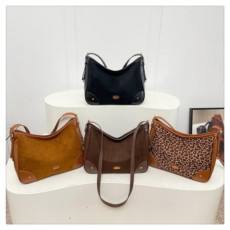Bolsa mensageiro feminina feita de couro sintético, casual, milan, sofisticada, espaçosa, macia, aparência diária ​