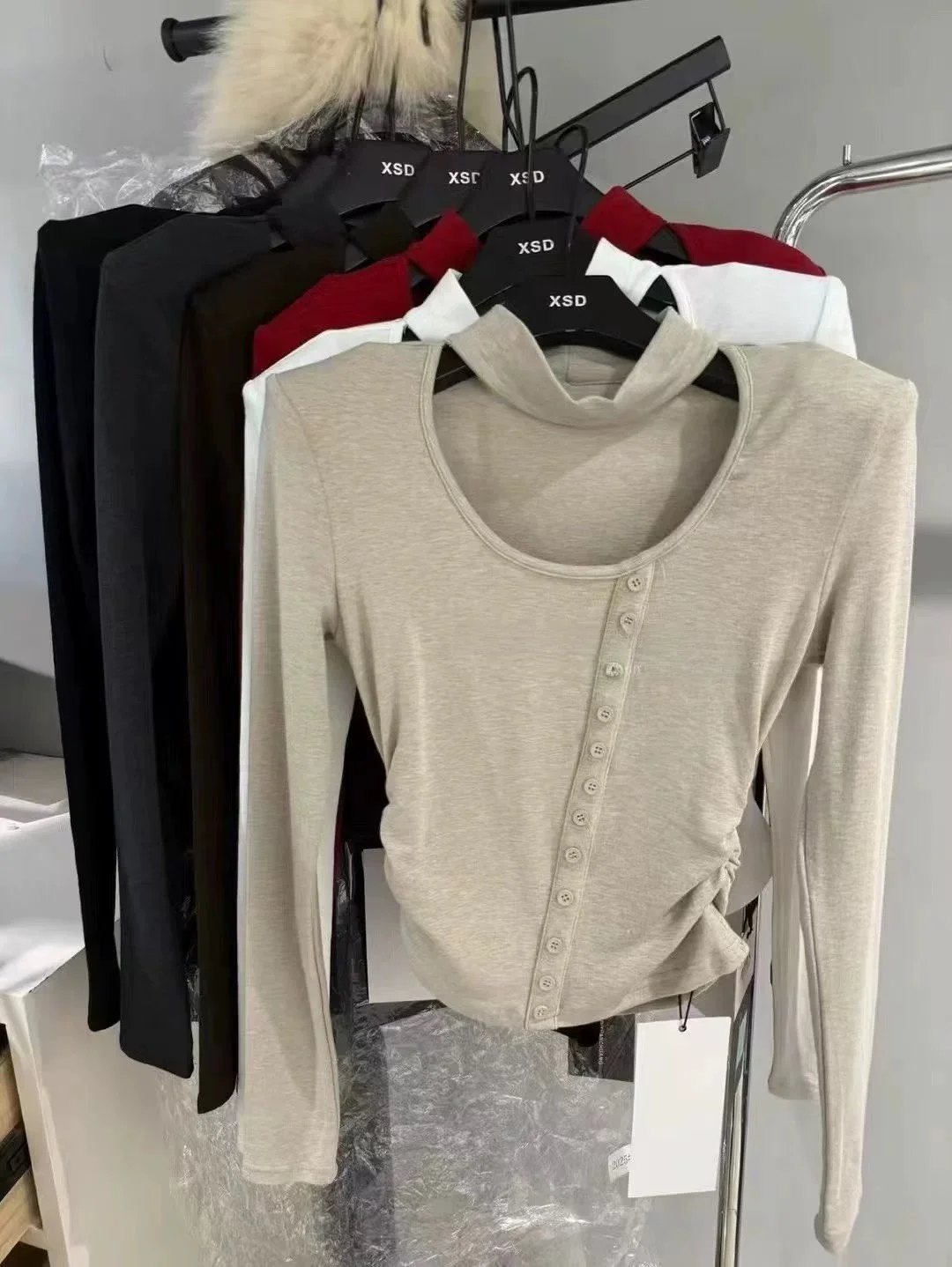 تي شيرت نسائي ربيعي 2026 بقصة ضيقة وأكمام طويلة، تصميم كوري أنيق بأزرار معلقة وتصميم مجوف...