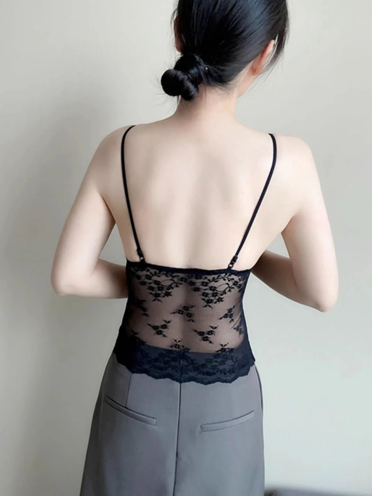 レースの透かし彫りが美しい、小さめストラップのベスト型レディース下着。胸パッド付き、カップ付きインナーウェア、ベースレイヤー下着。