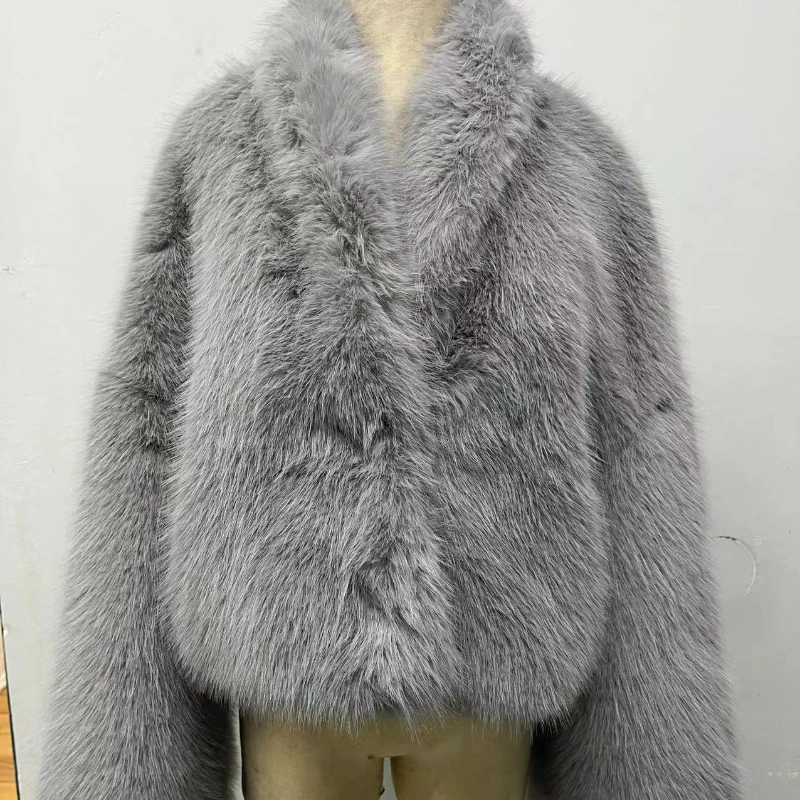 เสื้อโค้ทขนเฟอร์เทียมสีขาวสำหรับผู้หญิง ฤดูหนาว 2025 ปกคอปกพับได้ ดีไซน์หรูหรา สั้น  ลำลอง  หรูหรา  เหมาะสำหรับใส่ไปทำงาน