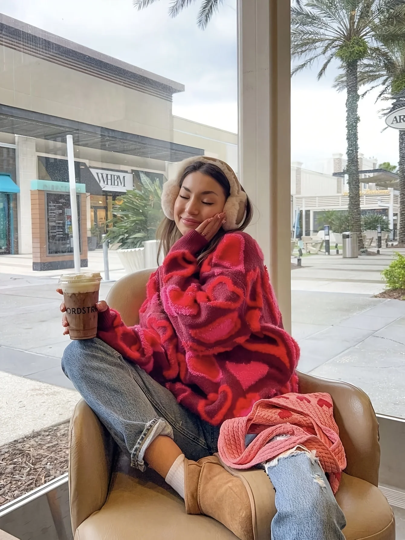 

Women's warm wool Christmas sweater with heart pattern, ribbed details, round neck, suitable for autumn and winter seasons.