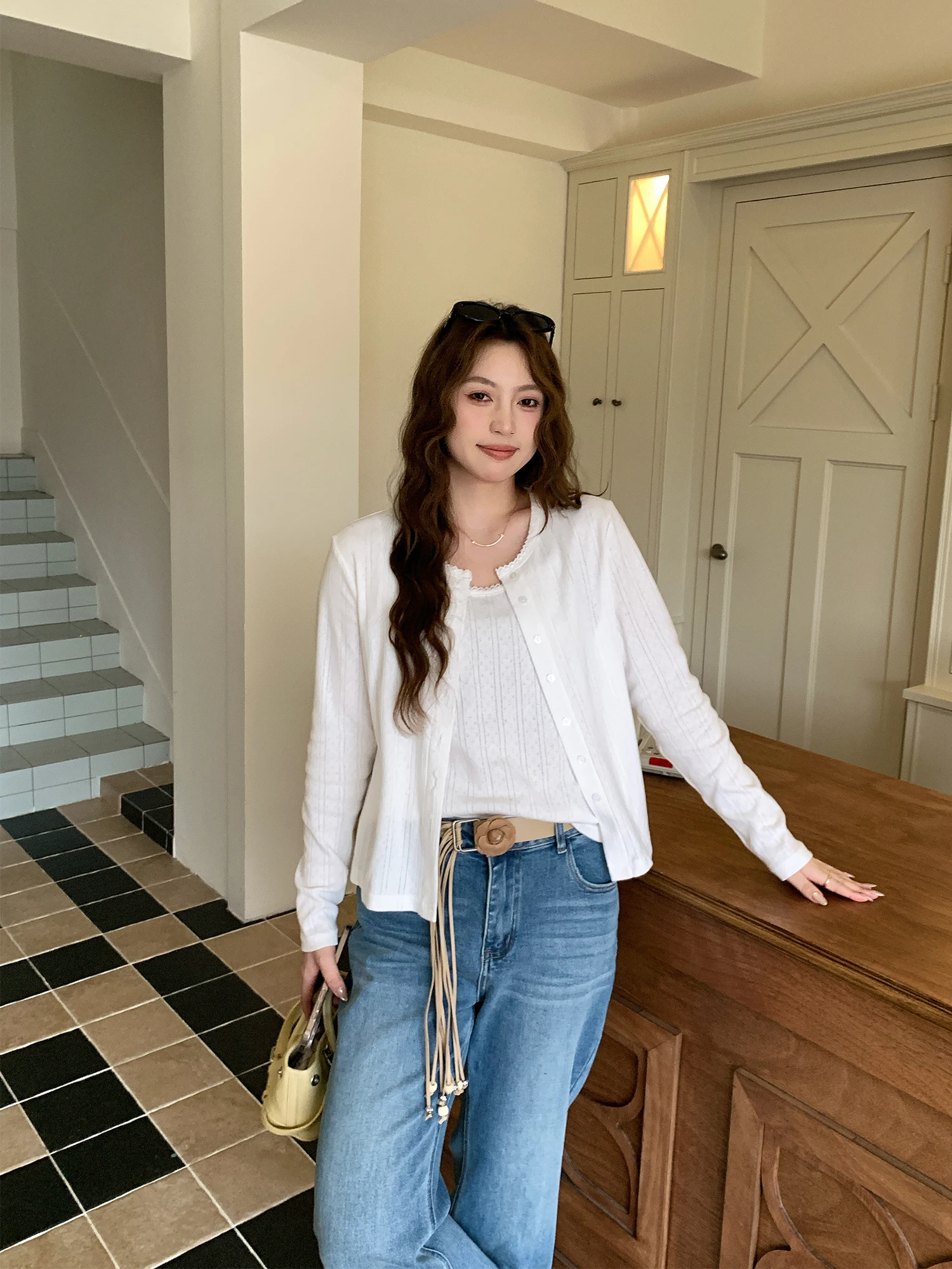 

Комплект NAZ: Вязаный кардиган большого размера из 100% чесаного хлопка с кружевными вставками и цветочным узором, а также топ на бретельках для полных женщин