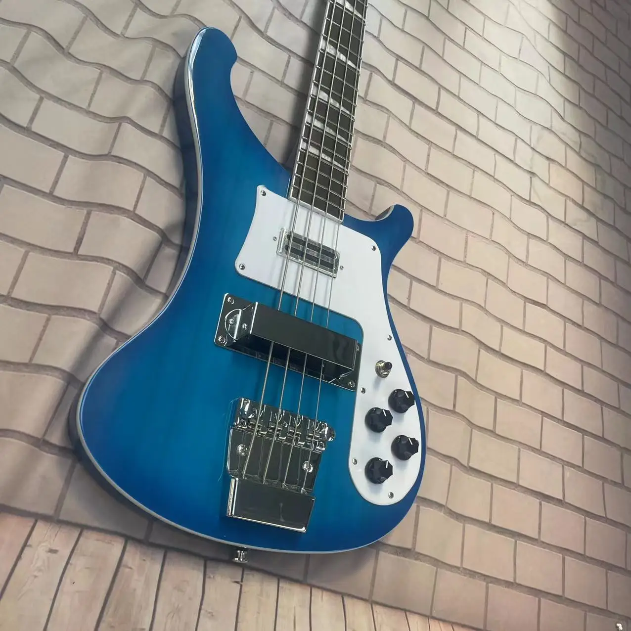 

Rickenback electric bass 4-string integrated electric bass, gradient blue body, high gloss, rose wood fingerboard, maple wood di