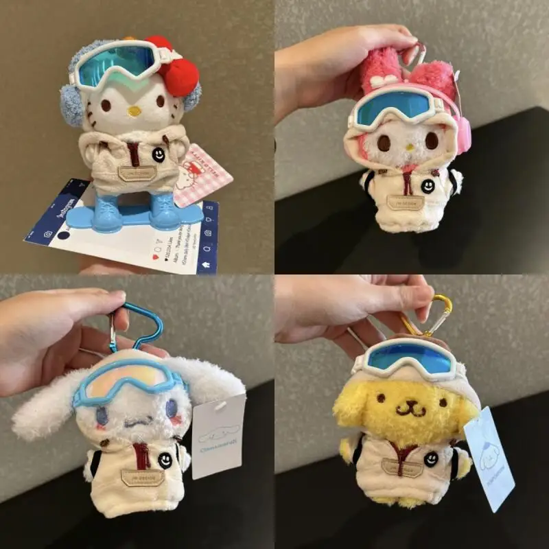 

Зимняя лыжная одежда Hello Kitty PomPomPurin Melody, плюшевая кукла Kawaii, креативный брелок для девочек, сумка на молнии, украшение, плюшевая игрушка, подарки