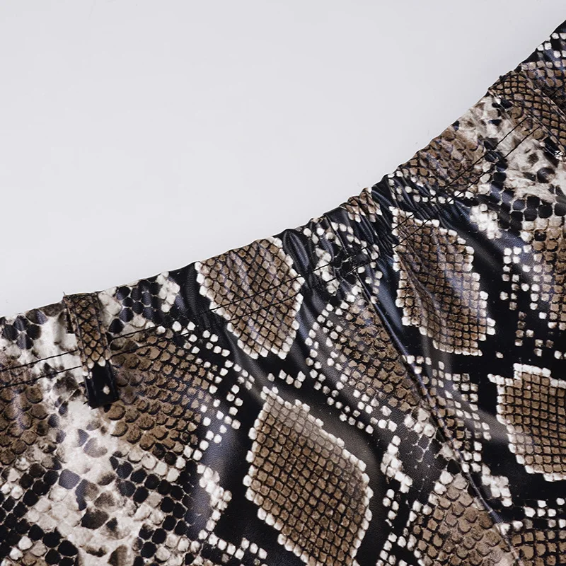 Pantalones cortos sexis de cuero Pu con estampado de serpiente, pantalones cortos tipo botín de cintura baja estilo callejero para mujer