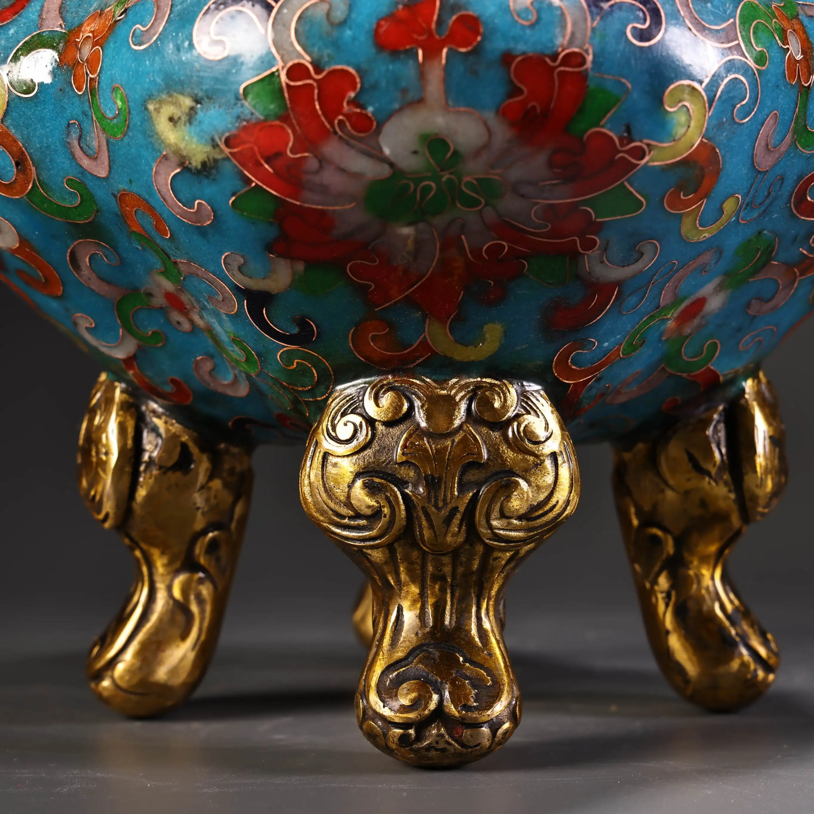 6 "المعابد النيبالية القديمة البرونزية عباءة المينا عالية الإغاثة روي تمثال غطاء التنين الأذن ثلاثة أرجل البخور الموقد