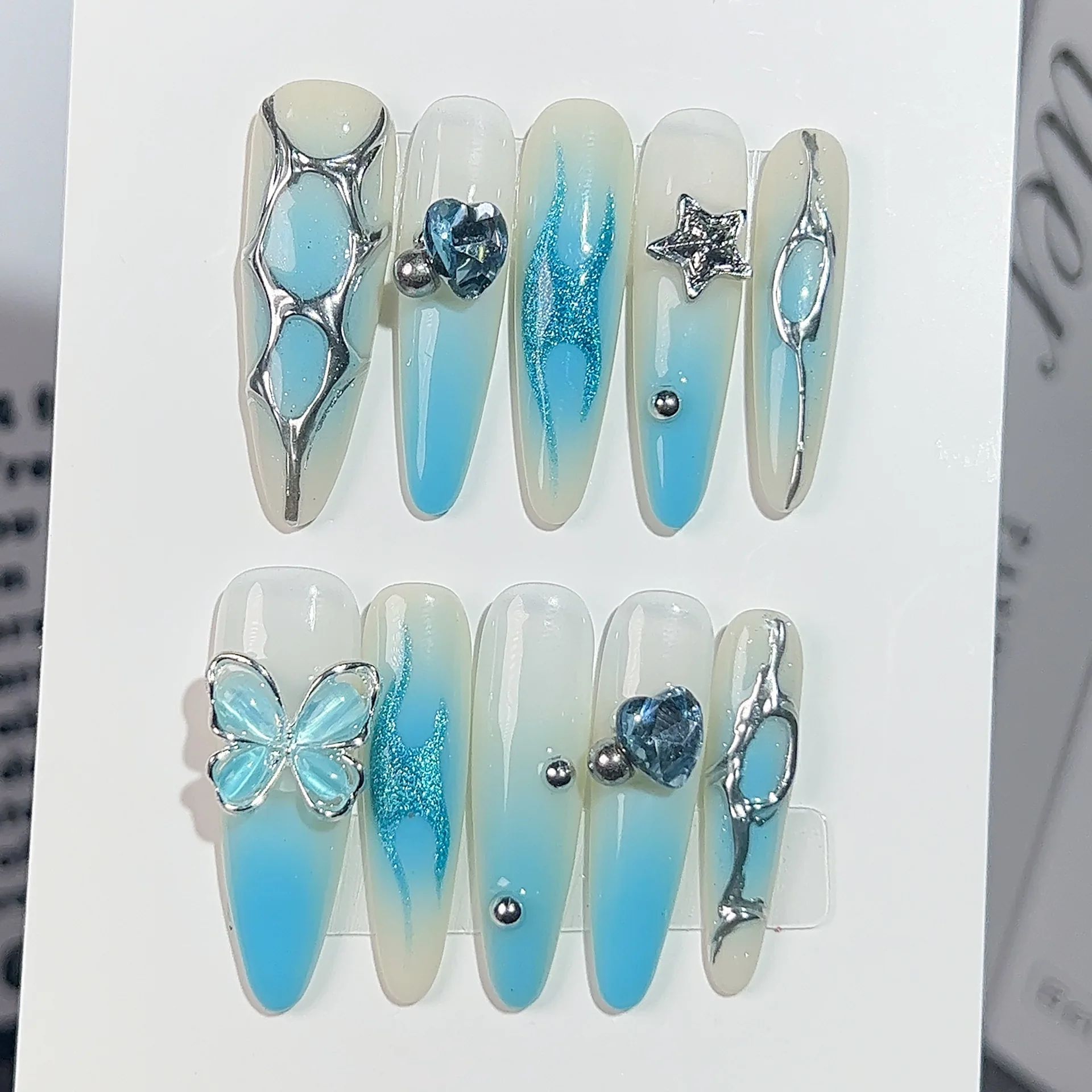 10pcs Press On Acyrlic Nails Gradient Y2K unghie finte fatte a mano lunghe mandorle unghie finte Blue Butterfly Decor punte per unghie indossabili