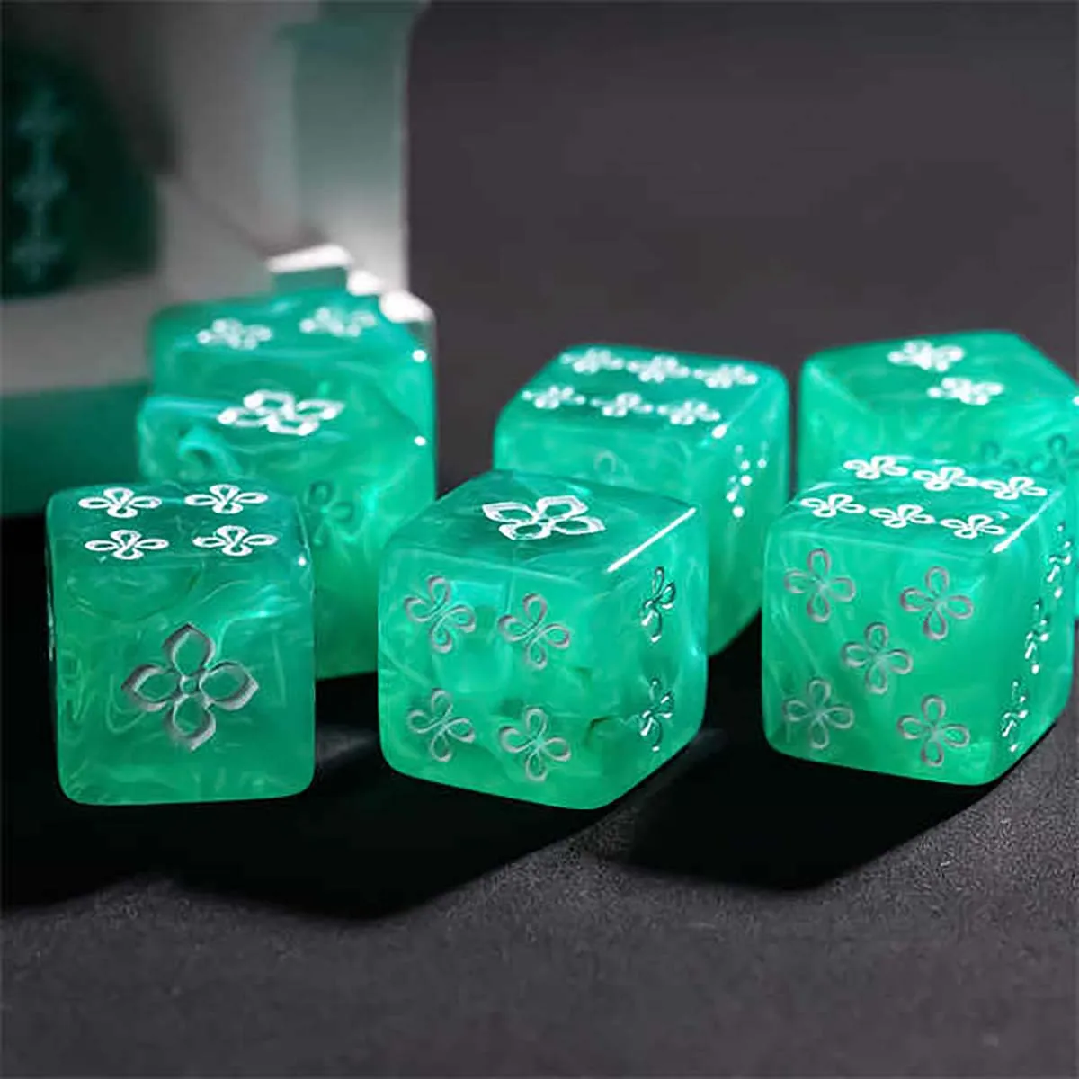 

Набор из 7 пластиковых кубиков DND, зеленые кубики D6 с четырехлистным клевером, 1,6 см, многогранные кубики для игр D&D, ролевых игр COC, RPG