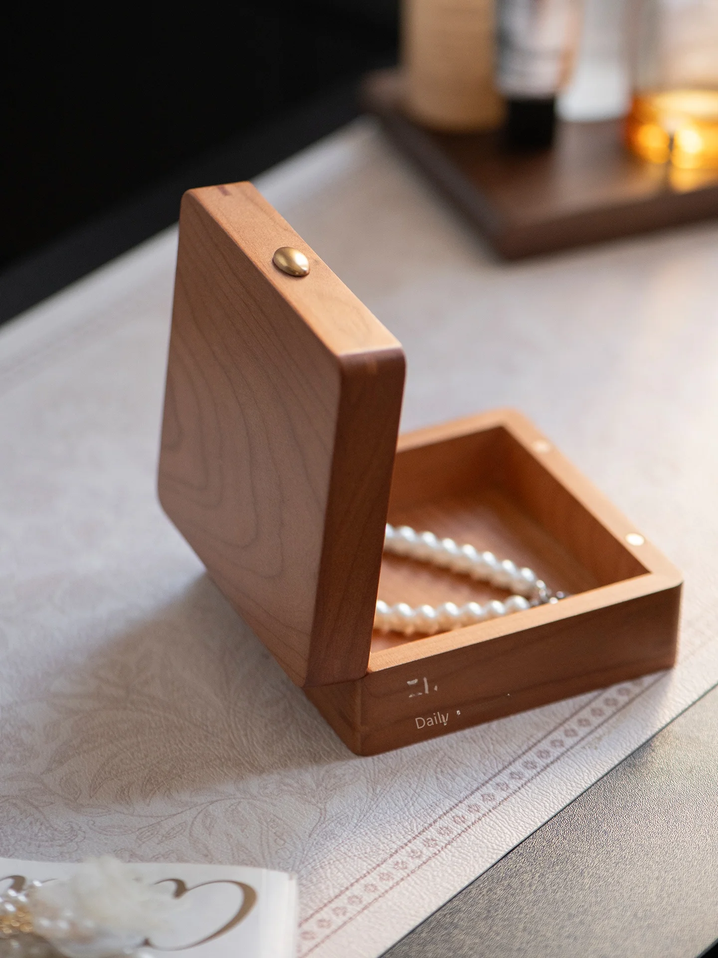 

High Quali Cherry Wood Jewelry Box Premium Feel Dust Proof Anti Oxidation Portable Sle Storage Box for Bracelets And Acce...