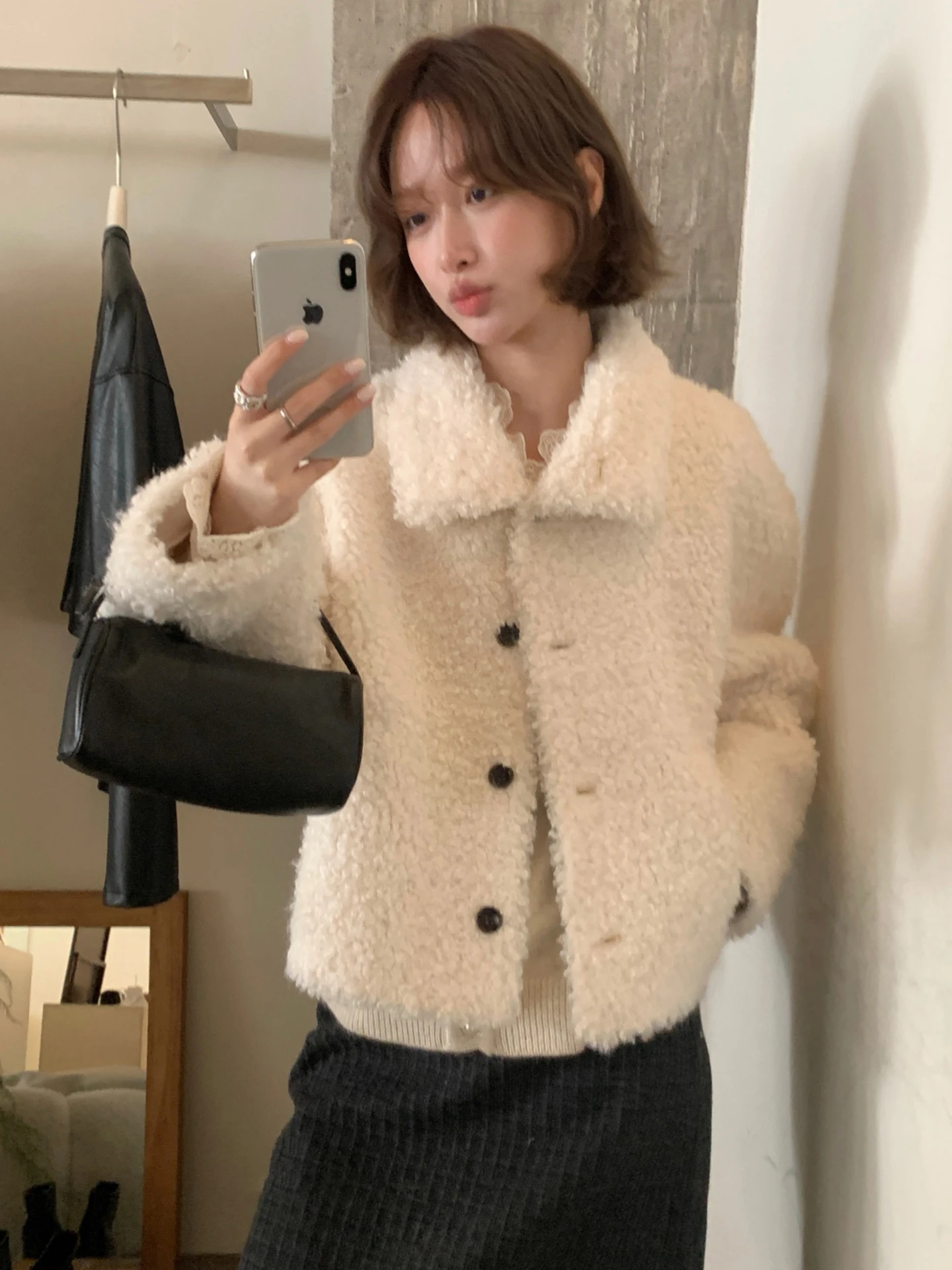 เสื้อโค้ทขนเฟอร์สไตล์เกาหลีสำหรับผู้หญิง น่ารัก สดใส ดูอ่อนเยาว์ ติดกระดุมเม็ดเดียว อุ่นสบาย นุ่มนวล ให้ลุคหวานละมุน