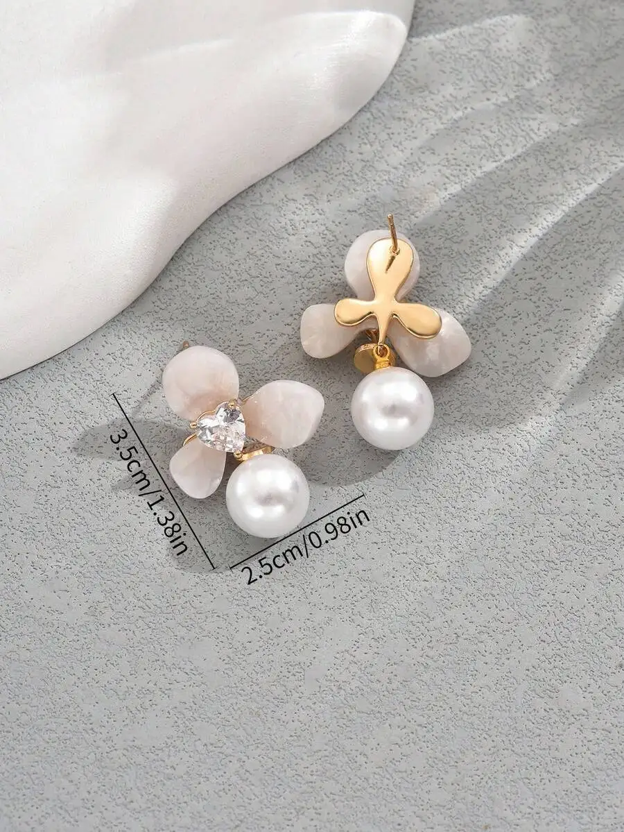 

Elegant White Faux Flower Stud Earrings With Heart-Shaped Zirconia And Pearl-Like Bead Drop Design