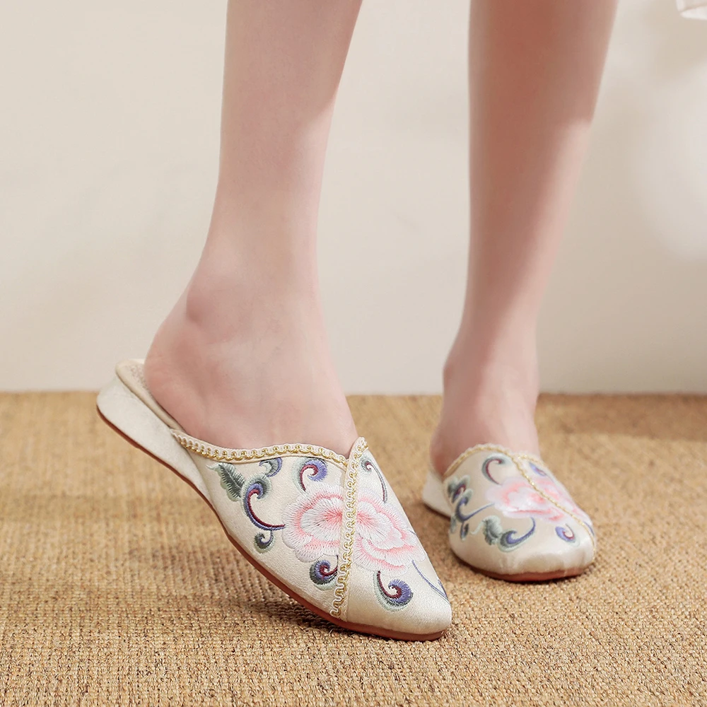 Veowalk Handmade Satin Embroidered Women Flat Mules Close Pointy Toe Slippers Comfortable Summer Ladies Retro Home Cotton Shoes