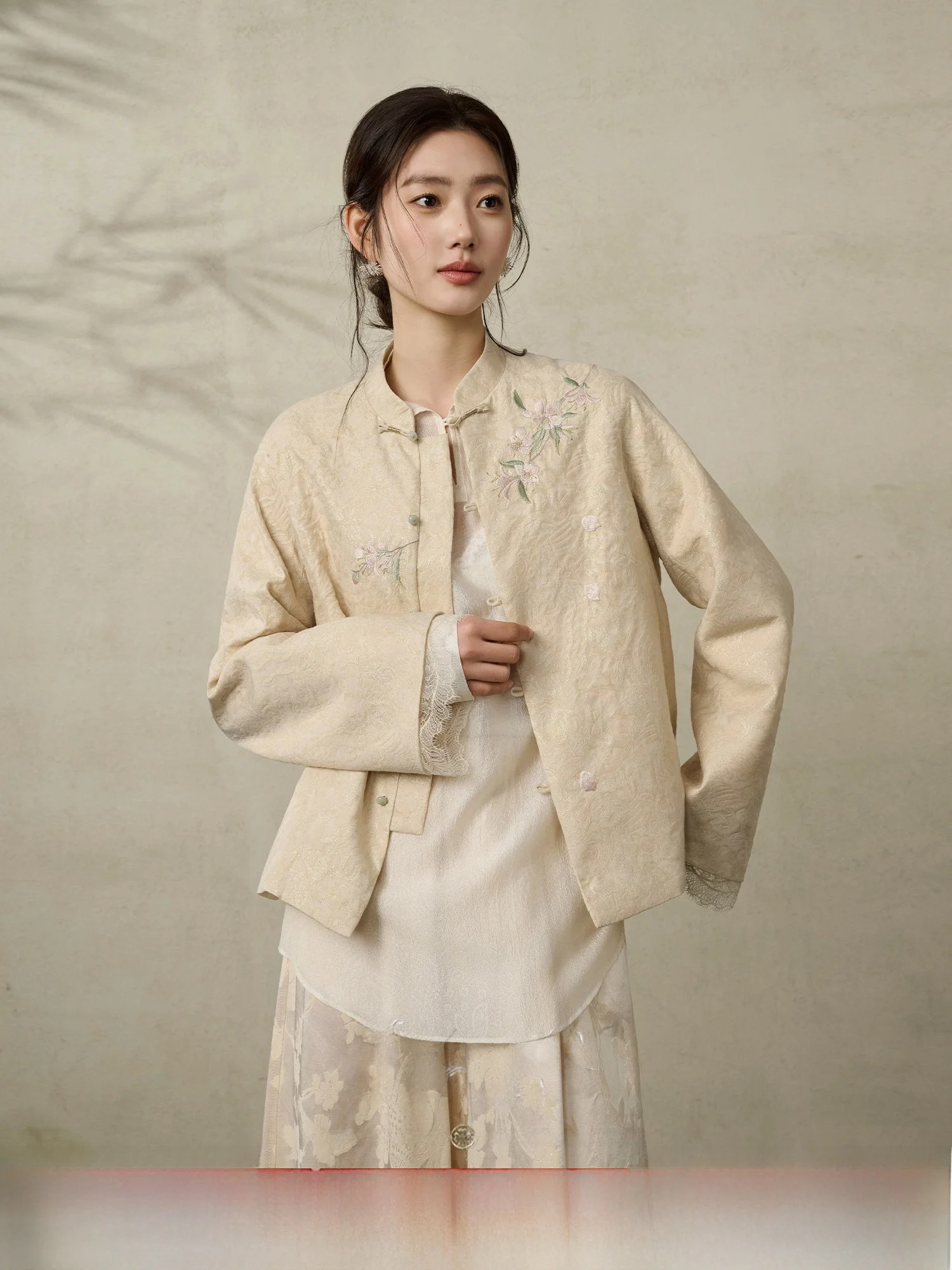 

New Chinese Sle Jaet Gold Tead Embroidery Ladies Top Design Sensation Small Size Ele Aosphere Women's Clothing