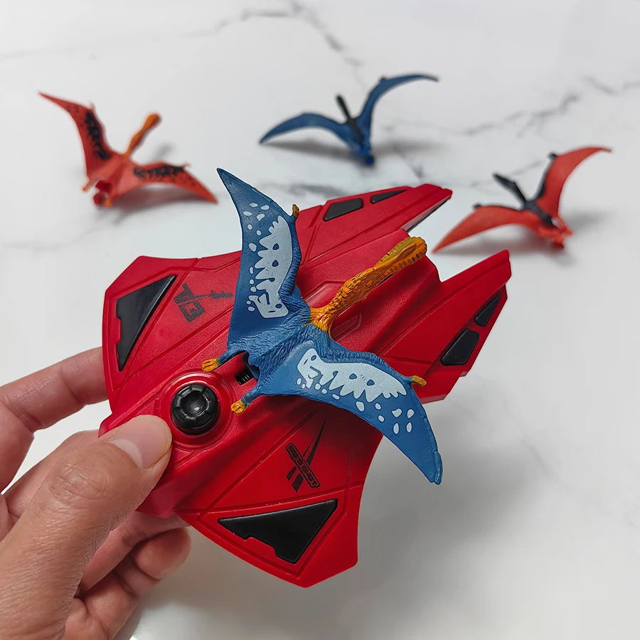 

Детская игрушка-стрелялка красного цвета + 4 катапульты-динозавры. Любимая детьми игра на открытом воздухе: запуск самолетов вручную.