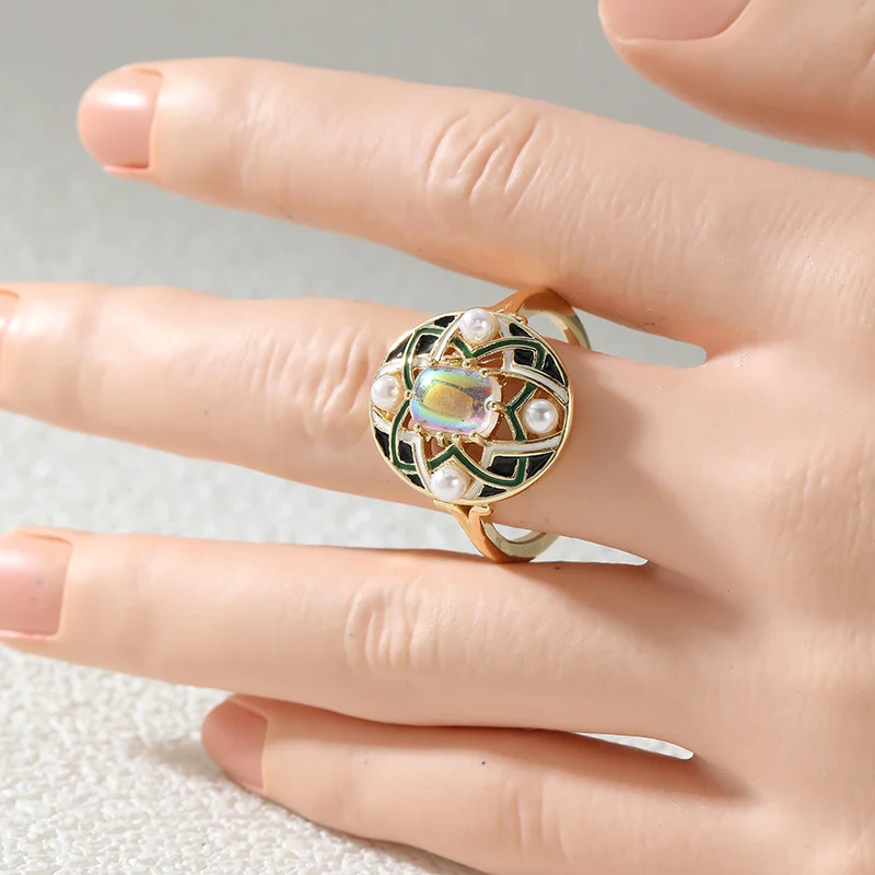 Women's Palace Style Luxury Eternal Ring Hollow Circular Design Inlay Synthetic Pearl Ring For Daily Parties Banquets Jewelry