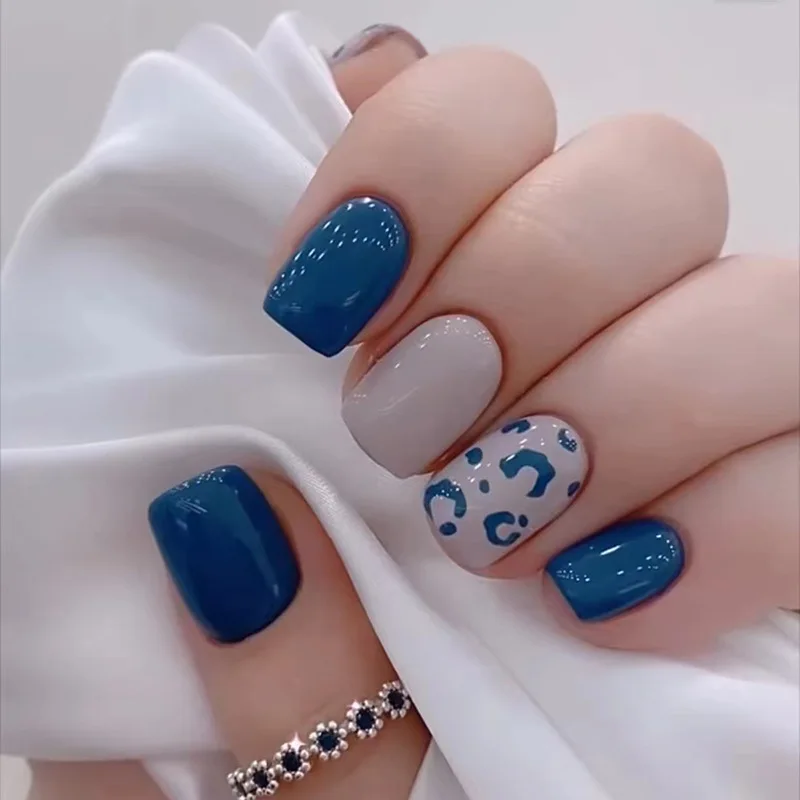 

24Pcs Short Square Head Press on False Nails Blue Leopard Print Design Fake Nails Simple Reusable Finished Full Cover Nails Tips
