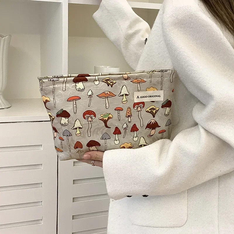 Red Mushroom Jacquard Women\'s Cosmetic Bag Large Capacity Canvas Zipper Design Cosmetic Storage Bag Portable Travel Toiletry Bag