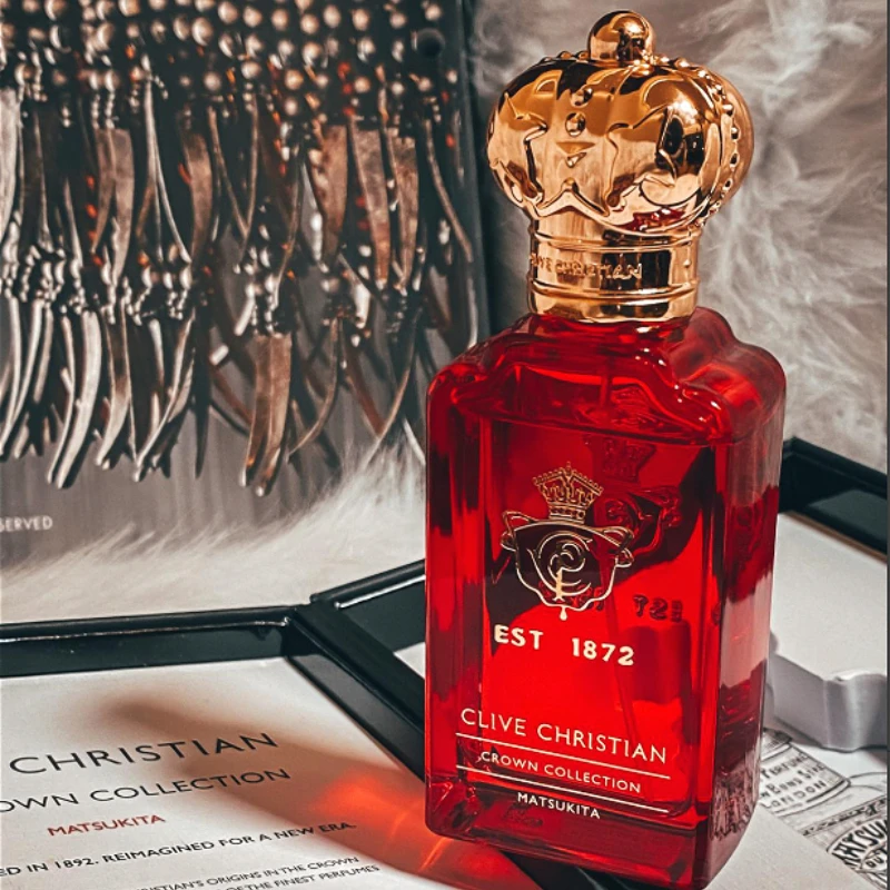 عطر أو دي برفوم للجنسين مع أناقة رومانسية منعشة ويدوم طويلاً، مثالية للارتداء اليومي وتاريخ السهرة والهدايا