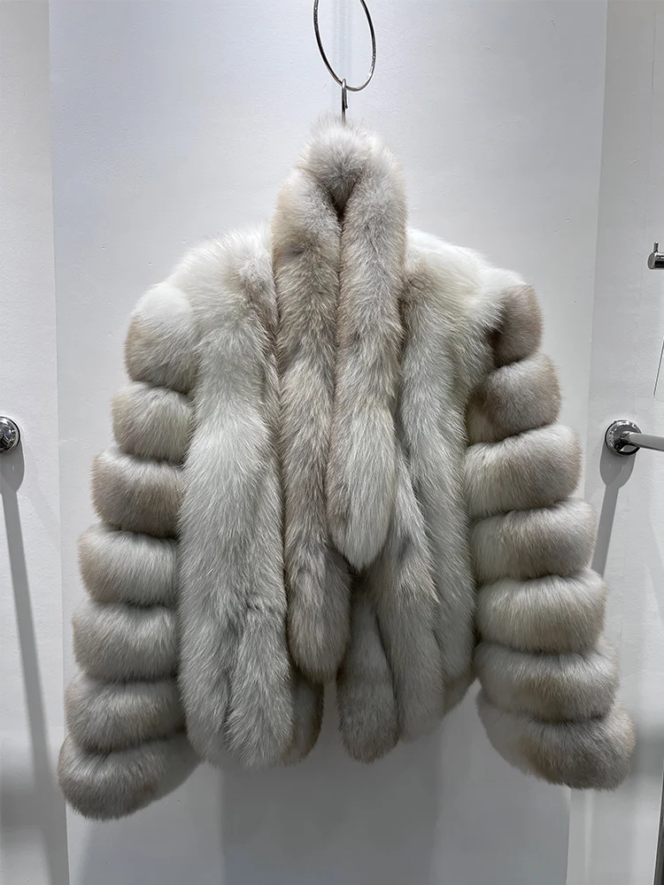 Modne płaszcze damskie na zimę 2025, grube i ciepłe kurtki z naturalnego futra lisa.