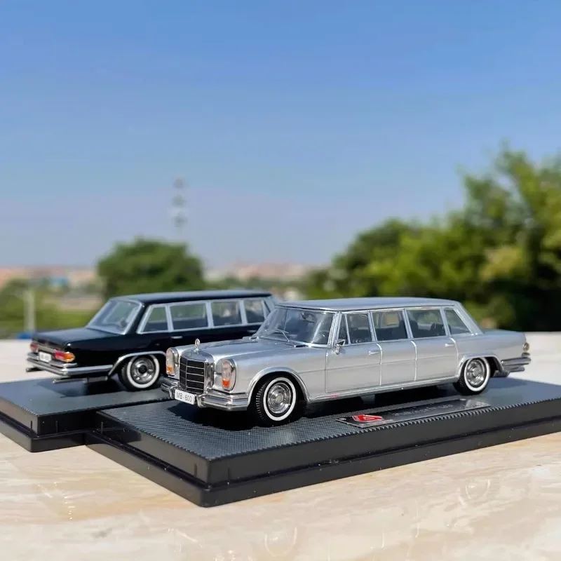 1:64 Mercedes-Benz Pullman 600 diecast alloy car model, children\'s collection of decorative toys, holiday gifts for friends.