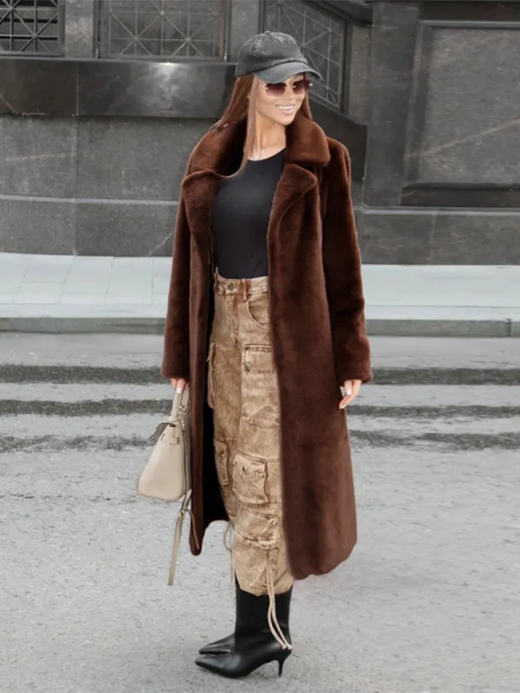 Cappotti lunghi in pelliccia sintetica solida da strada Donna Casual Maniche lunghe Risvolto Cappotto caldo addensato allentato Donna 2025 Autunno Inverno Lady Outwears