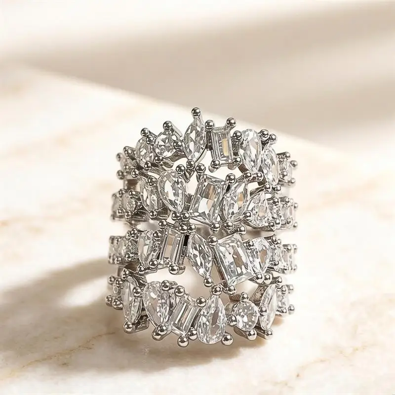 Huitan Funkelnder Damenring, mehrschichtig, voll glänzend, geometrisch geformt, CZ, luxuriös, für Hochzeit, Party, Accessoires, trendiger Damenschmuck