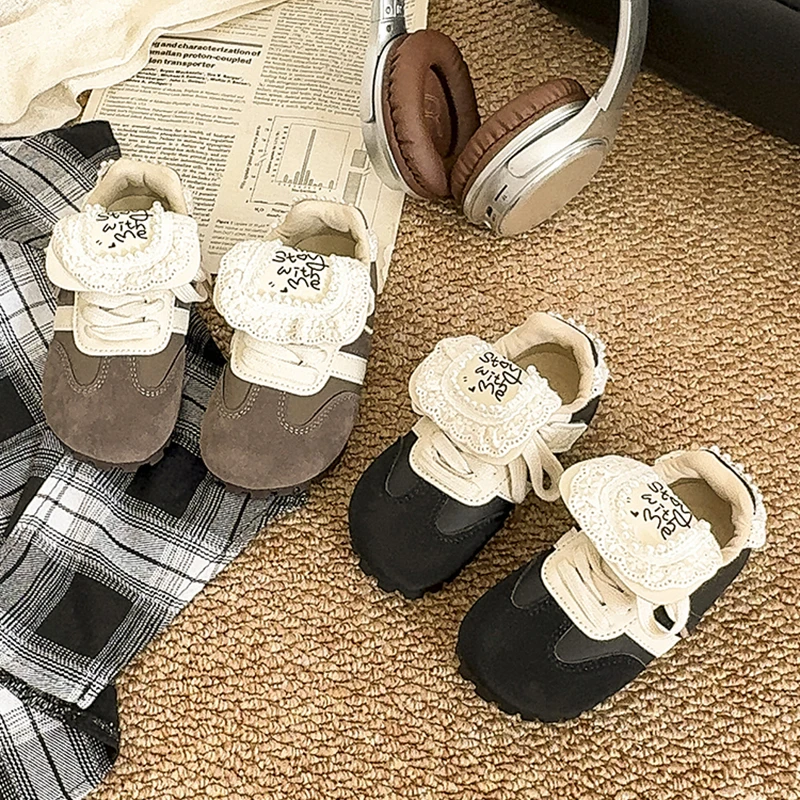 

Детская прочная повседневная обувь на плоской подошве. Весенне-осенние модные корейские кроссовки Joker на мягкой подошве и нескользящей шнуровке.