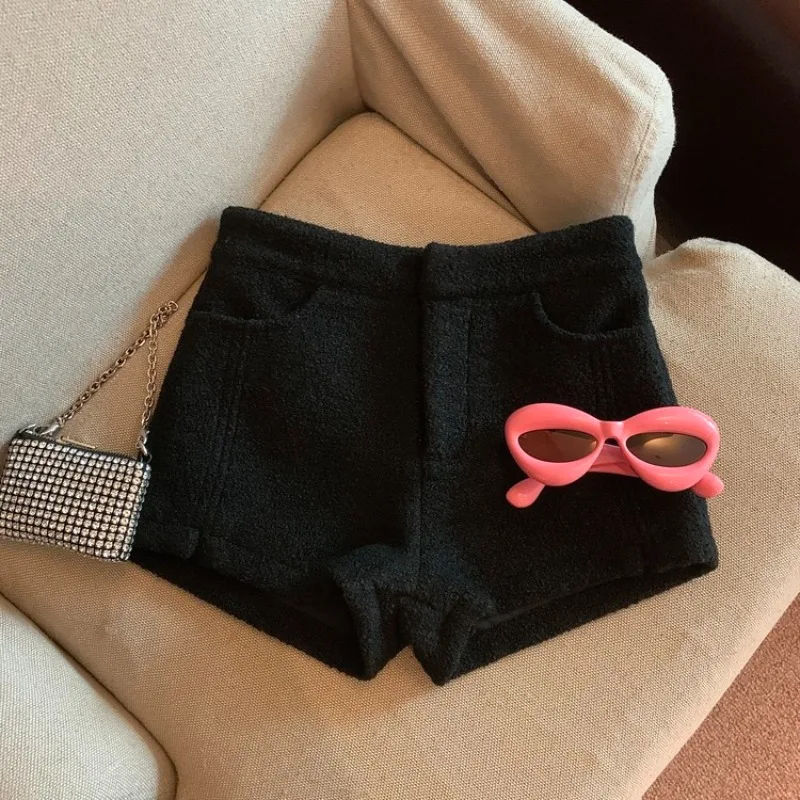 Pantalones cortos blancos de lana gruesa para mujer en otoño e invierno con abrigos y botas ultracortas para niña, pantalones de pierna ancha