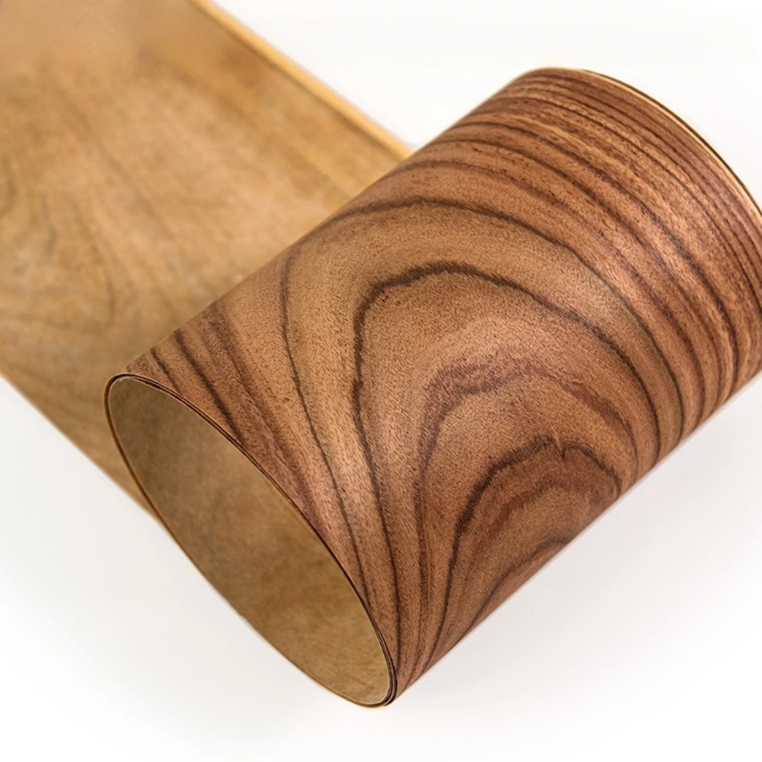 Okleina z naturalnego drewna palisandru Santos o wymiarach 18x240 cm do obudów głośnikowych, dekoracji mebli, renowacji i projektów projektowania wnętrz.